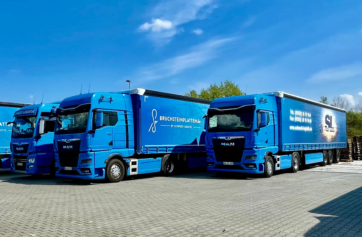 Moderner Fuhrpark von Schwedt Logistik mit mehreren MAN-Sattelzügen für nationale und internationale Transporte